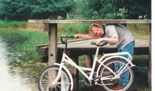 De tijdloze charme van de witte fiets: een symbool van elegantie en vrijheid